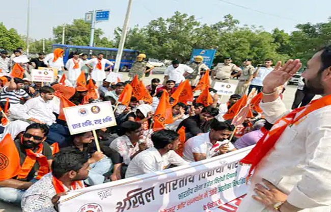 सोनीपत:अशोक विश्वविद्यालय में एबीवीपी का प्रदर्शन,अली खान पर कार्रवाई की मांग