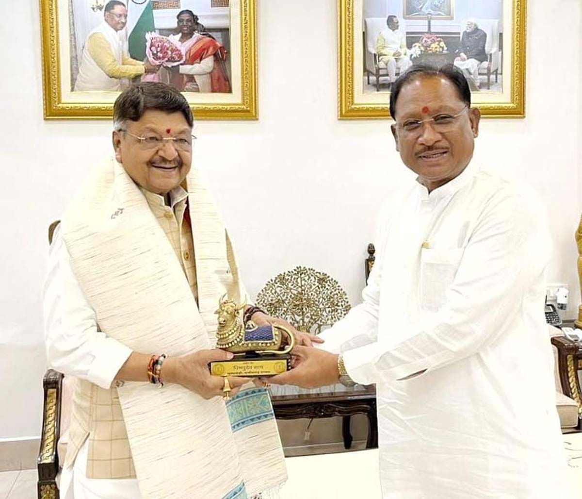 मुख्यमंत्री  साय से मध्यप्रदेश के कैबिनेट मंत्री  कैलाश विजयवर्गीय ने की मुलाकात