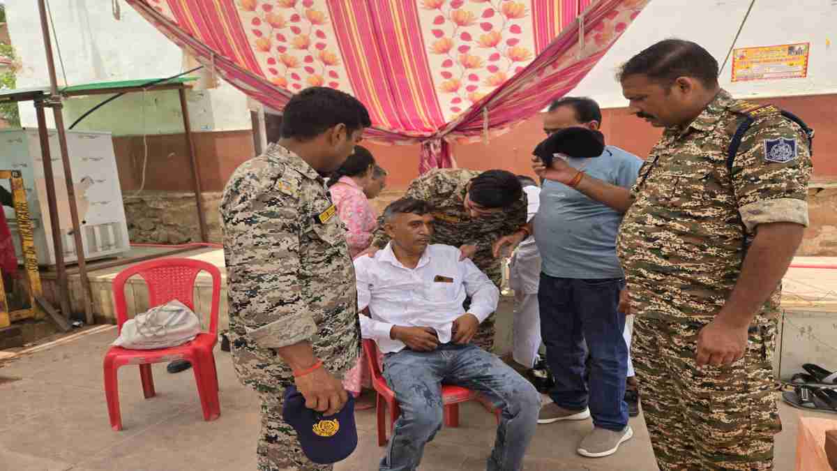 ओरछा रामराजा सरकार के दर्शन करने पहुंचे श्रद्धालु की हार्ट अटैक से मौत, पुलिसवालों ने सीपीआर दिया फिर भी नहीं बची जान