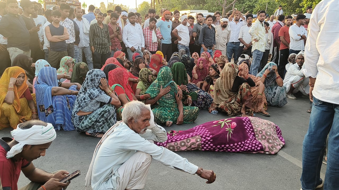 पुलिस अधीक्षक कार्यालय के सामने हाईवे पर रखा शव तथा पास में ही बैठे मृतक के परिवार की महिलाऐं तथा हाईवे पर बैठी महिलाओं की वजह से सड़क पर खड़े वाहन