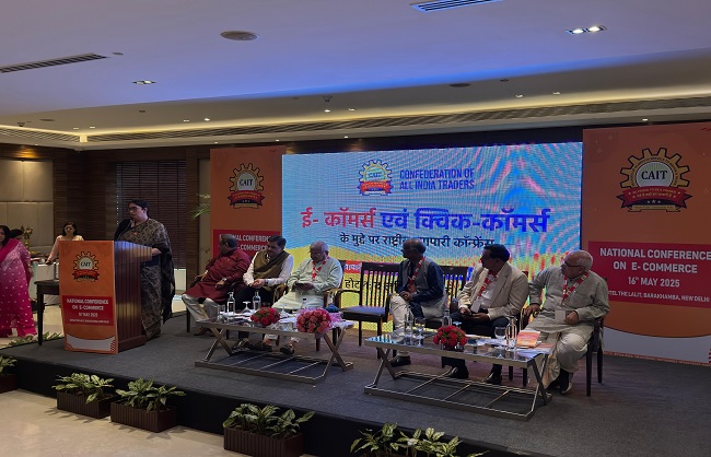 स्मृति ईरानी ने तुर्किये और अजरबैजान के व्यापार बहिष्कार को दिया समर्थन