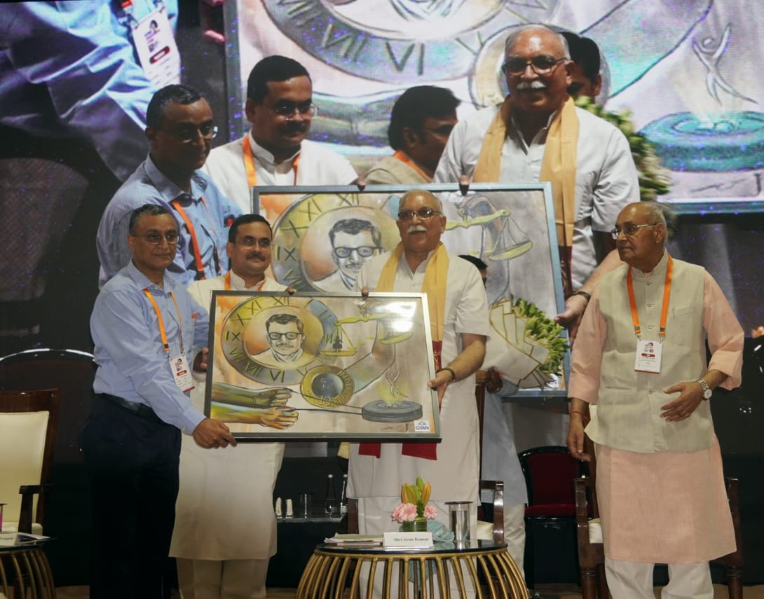 पंडित दीनदयाल उपाध्याय के एकात्म मानववाद के 60 साल पूरे होने पर एनडीएमसी कन्वेंशन सेंटर में दो दिवसीय सेमीनार दौरान राष्ट्रीय स्वयं सेवक संघ के सह सरकार्यवाह अरुण कुमार व अन्य गणमान्य लोगों।