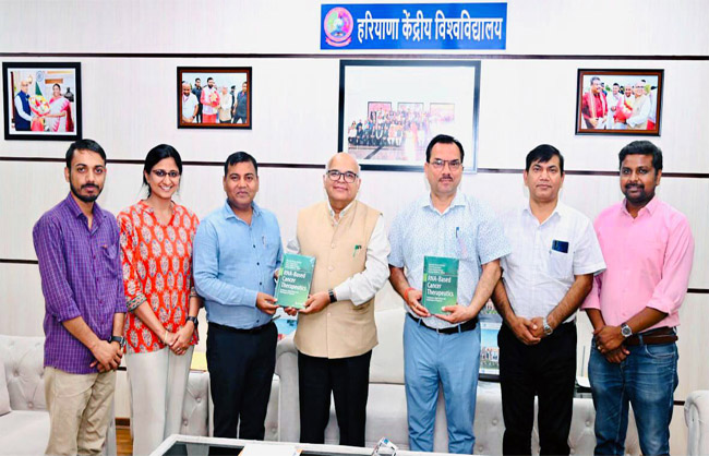 नारनौलः हकेवि कुलपति ने किया सिंगापुर द्वारा प्रकाशित पुस्तक का विमोचन