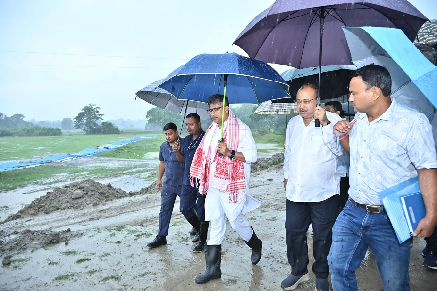 जल संसाधन मंत्री पीयूष हजारिका ने दरंग जिले में तटबंध परियोजनाओं का किया निरीक्षण