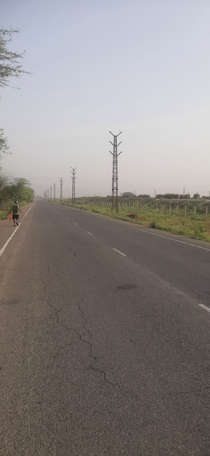 जेवीवीएनएल अधिकारियों की अनदेखी, ठेकेदार ने 33केवी लाइन के पोल खड़े कर दिए मिट्‌टी में