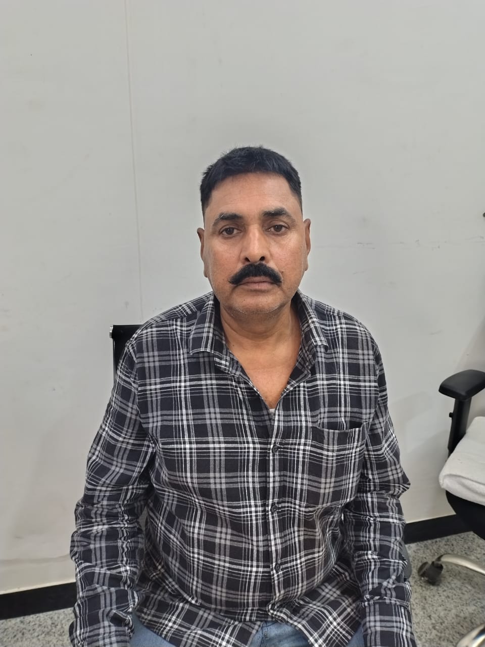 सहायक पुलिस उप निरीक्षक पन्द्रह हजार रुपये की रिश्वत लेते गिरफ्तार
