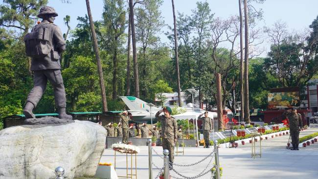 शाैर्य स्थल पर वीर शहीदाें काे श्रद्धांजलि अर्पित करते गिल। शाैर्य स्थल पर वीर शहीदाें काे श्रद्धांजलि अर्पित करते गिल।