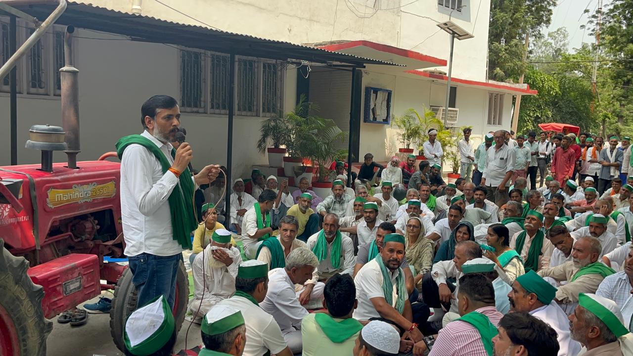 मुकदमें वापस करने की मांग को लेकर भाकियू ने की डीएफओ कार्यालय पर तालाबंदी