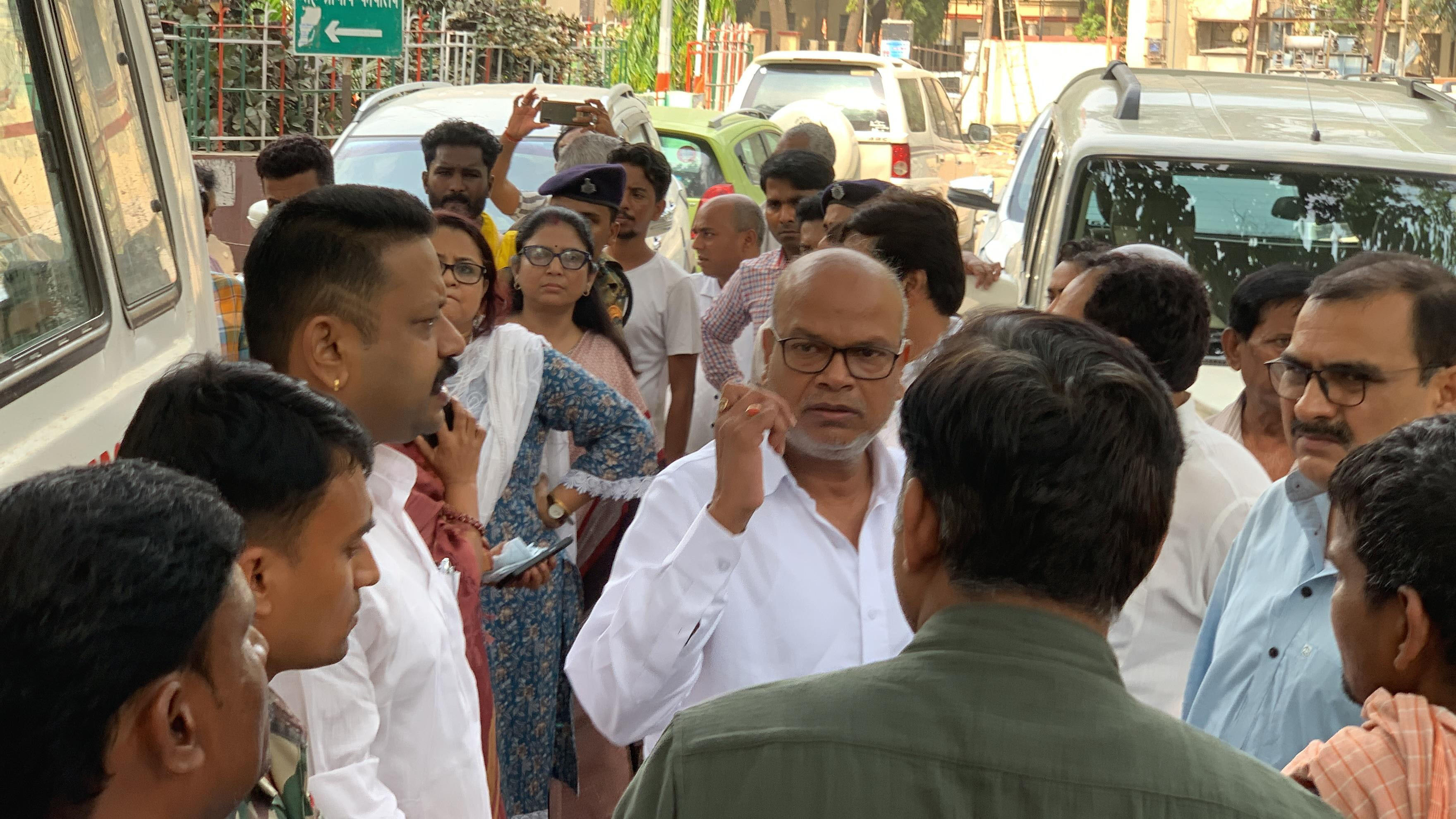 रेप पीड़िता का PMCH में इलाज नहीं होने पर बिहार प्रदेश कांग्रेस अध्यक्ष राजेश कुमार राम का अस्पताल परिसर में विरोध प्रदर्शन के बाद एडमिशन लिया। रेप पीड़िता का PMCH में इलाज नहीं होने पर बिहार प्रदेश कांग्रेस अध्यक्ष राजेश कुमार राम का अस्पताल परिसर में विरोध प्रदर्शन के बाद एडमिशन लिया।
