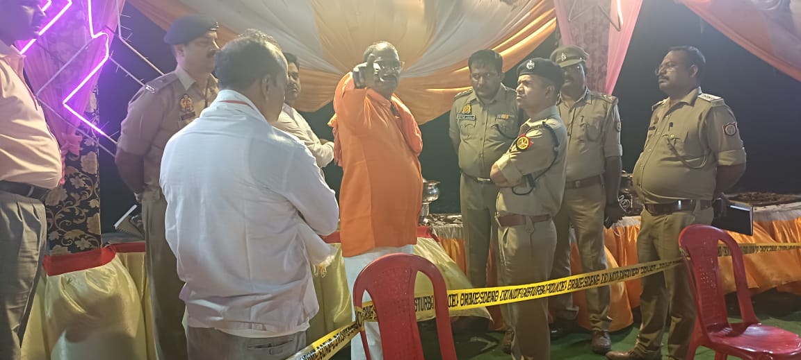 घटना स्थल पर पुलिस अधीक्षकजांच करते हुए घटना स्थल पर पुलिस अधीक्षकजांच करते हुए