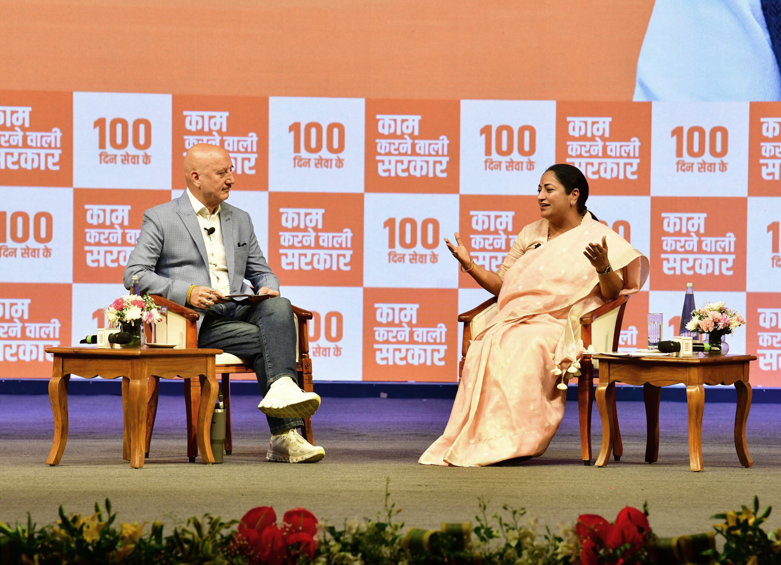 दिल्ली में भाजपा सरकार के 100 दिन पूरे होने पर शनिवार को जवाहर लाल नेहरू स्टेडियम में आयोजित ‘100 दिन सेवा के- काम करने वाली सरकार’ कार्यक्रम में मुख्यमंत्री रेखा गुप्ता और फिल्म अभिनेता अनुपम खेर व अन्य।