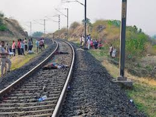सिवनी: रेलवे ट्रैक पर मिले दो युवकों के शव, घटना स्थल के पास मिली शराब की बोतल
