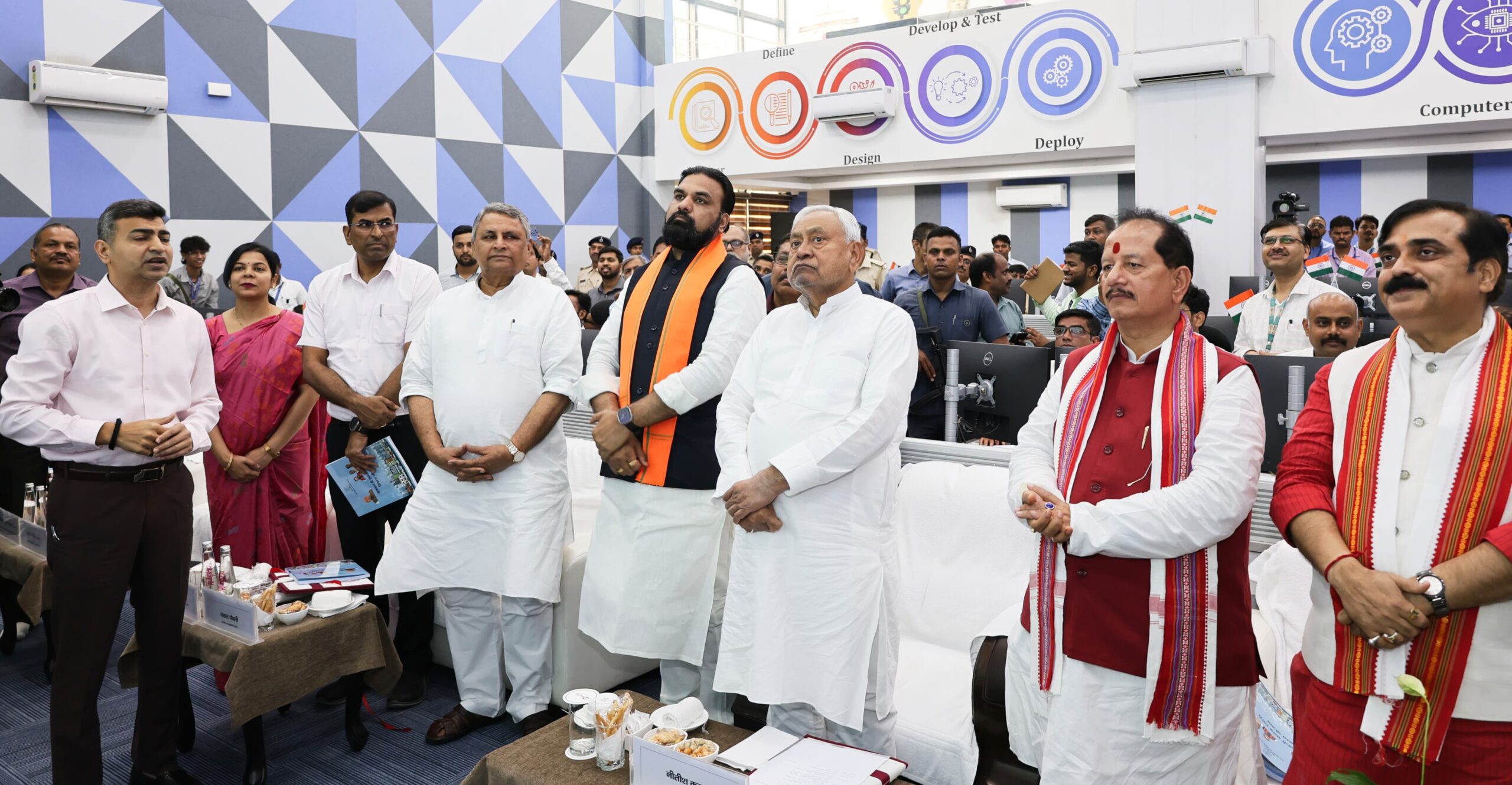 इंटीग्रेटेड कमांड एंड कंट्रोल सेंटर में योजनाओं का शिलान्यास करते मुख्यमंत्री नीतीश कुमार