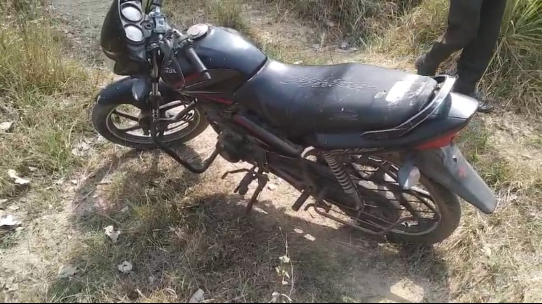 पशु तस्करों ने पुलिस पर चढ़ाई गाड़ी, सिपाही शहीद