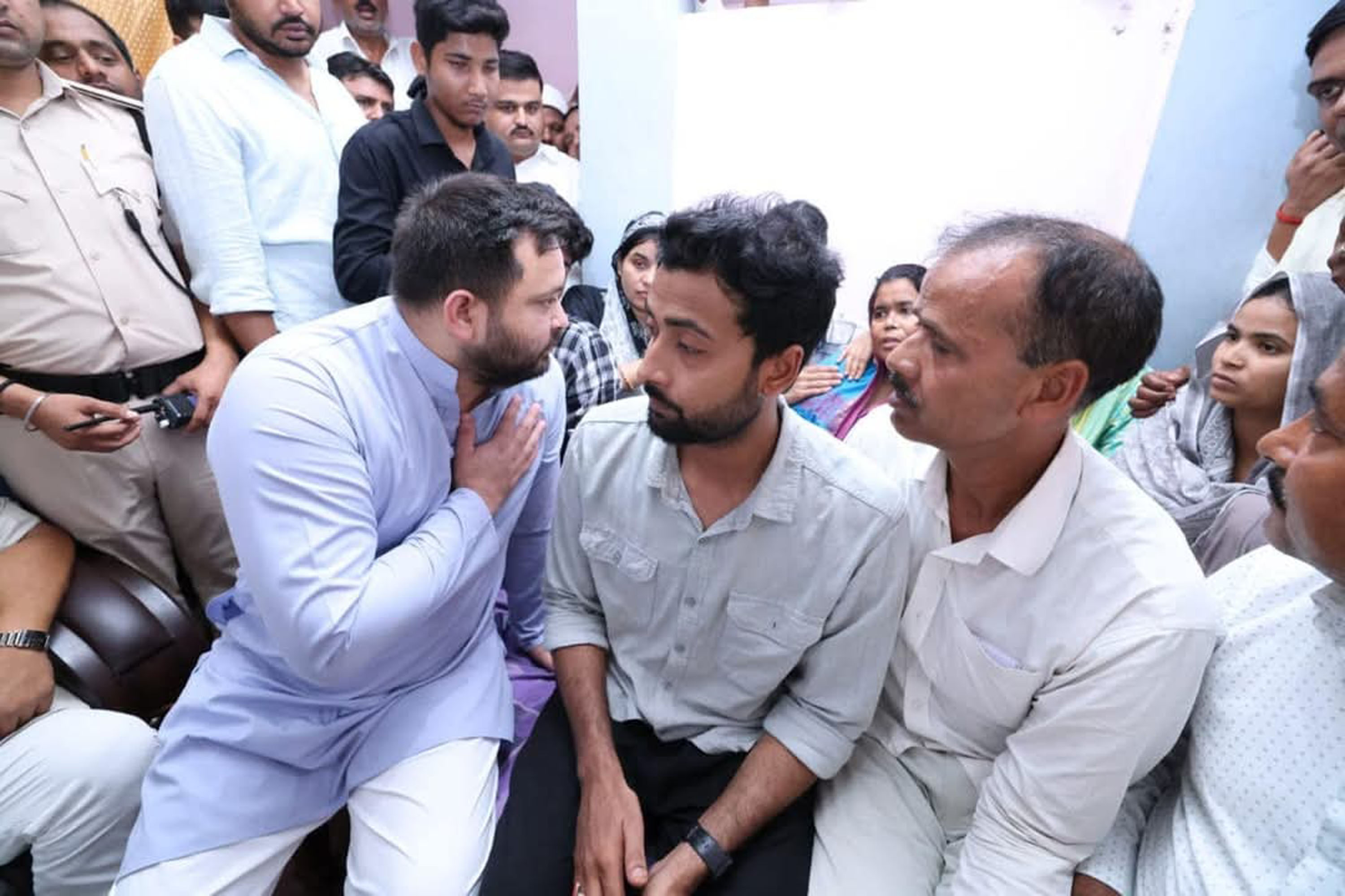 सारण: राजद नेता तेजस्वी यादव ने जम्मू जिले में ड्यूटी के दौरान शहीद हुए बीएसएफ सब-इंस्पेक्टर मोहम्मद इम्तियाज के परिवार से मुलाकात की और उन्हें सांत्वना देते सारण: राजद नेता तेजस्वी यादव ने जम्मू जिले में ड्यूटी के दौरान शहीद हुए बीएसएफ सब-इंस्पेक्टर मोहम्मद इम्तियाज के परिवार से मुलाकात की और उन्हें सांत्वना देते