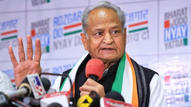 सफाईकर्मियों की मौत पर भड़के अशोक गहलोत, सरकार से पूछा-आखिर कब टूटेगी नींद?
