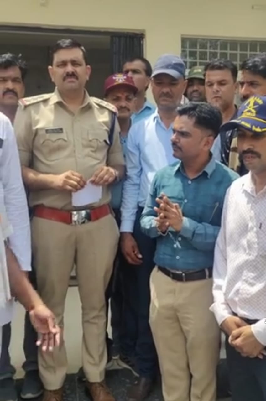 राजगढ़ः भाजपा पार्षद ने थाना में पूर्व सैनिक से हाथ जोड़कर मांगी माफी