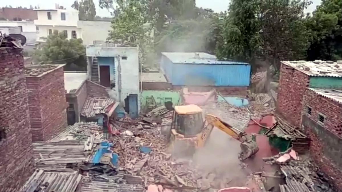 फरीदाबाद : बडखल पुल के नीचे अवैध रुप से बने 50 मकानों को निगम ने ढहाया