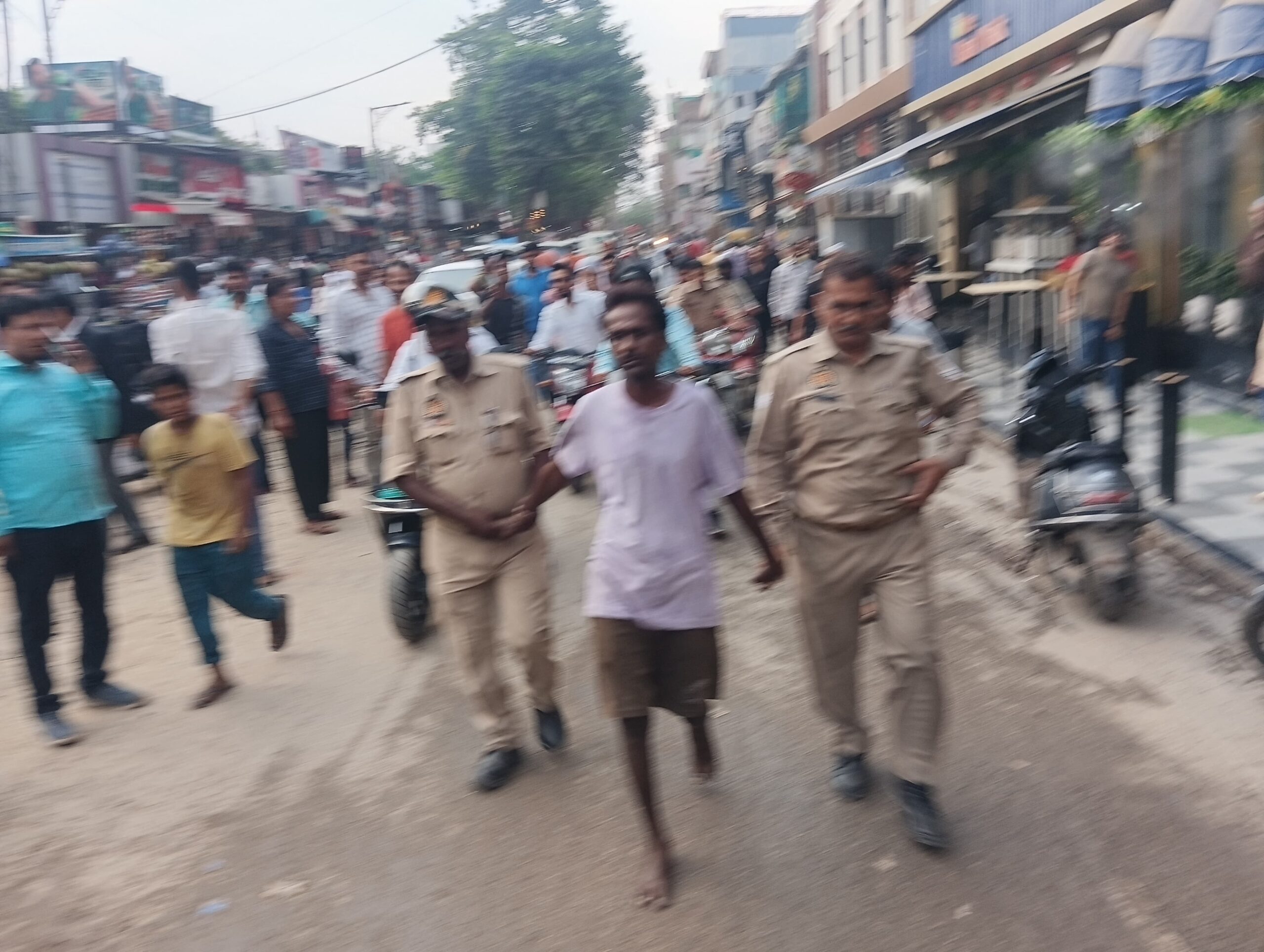 पेशी पर आया वारंटी पुलिस कर्मियों को धोखा देकर भागा,दौड़ाकर पुलिस ने दबोचा
