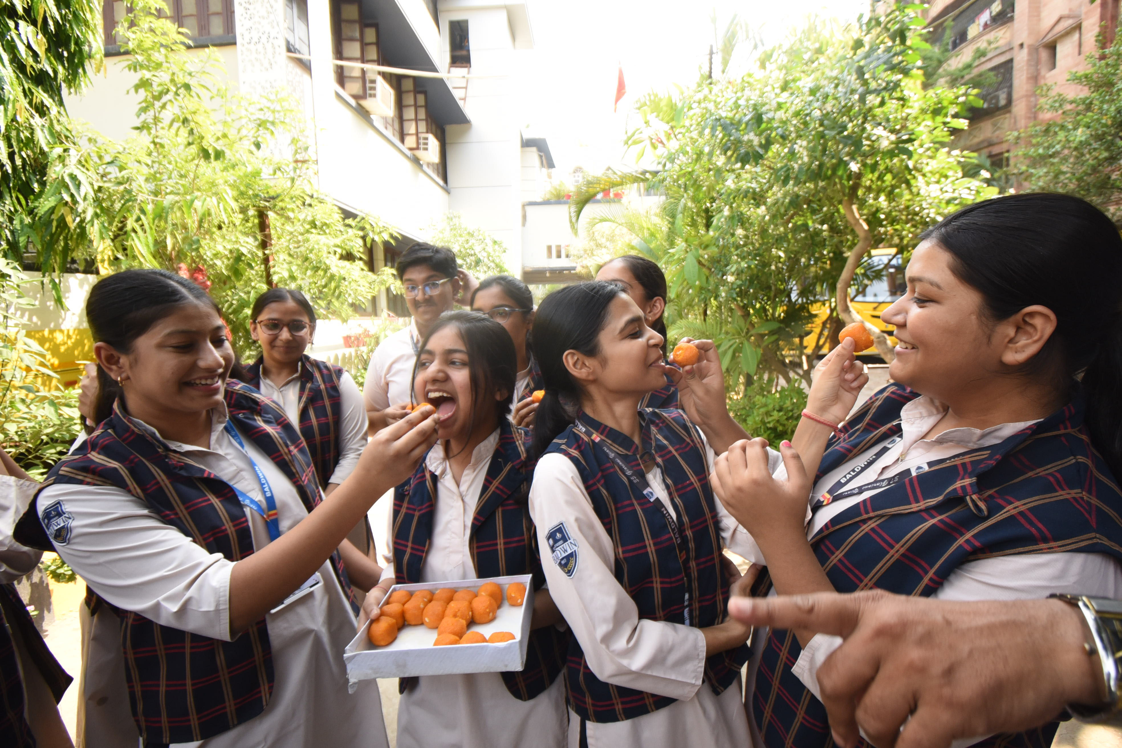केंद्रीय माध्यमिक शिक्षा बोर्ड (सीबीएसई) की 12वीं कक्षा के परिणाम घोषित होने के बाद छात्र जश्न मनाते केंद्रीय माध्यमिक शिक्षा बोर्ड (सीबीएसई) की 12वीं कक्षा के परिणाम घोषित होने के बाद छात्र जश्न मनाते