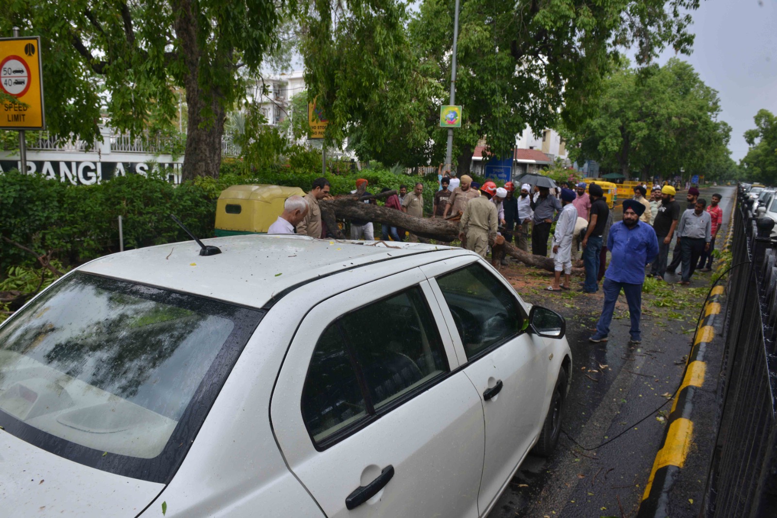दिल्ली में धूल भरी आंधी और बारिश से गर्मी से राहत, कई इलाकों में नुकसान