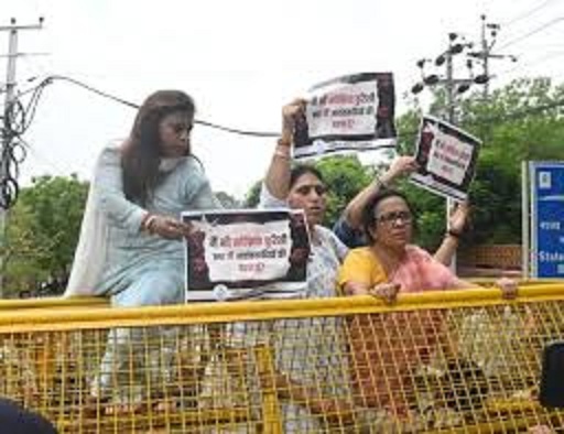 विजय शाह के खिलाफ प्रदेश भर में महिला कांग्रेस का प्रदर्शन, भोपाल में मंत्री के बंगले का घेराव करने जा रही कार्यकर्ताओं को पुलिस ने रोका