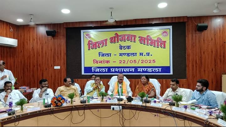 गर्मी के मौसम में गाँव-गाँव और मजरे टोलों तक सुनिश्चित की जाए पेयजल की उपलब्धताः मंत्री जायसवाल
