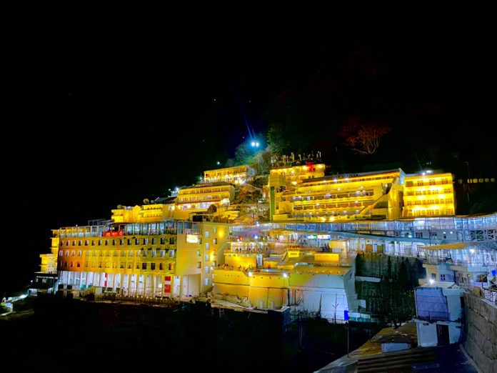 सात दिनों बाद फिर से शुरू हुई माता वैष्णो देवी मंदिर में हेलीकॉप्टर सेवा