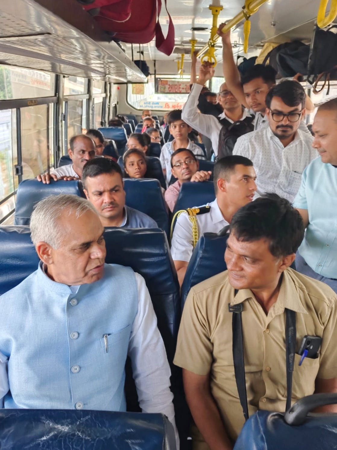 राज्यपाल ने आम नागरिकों के साथ रोडवेज बस की सवारी की