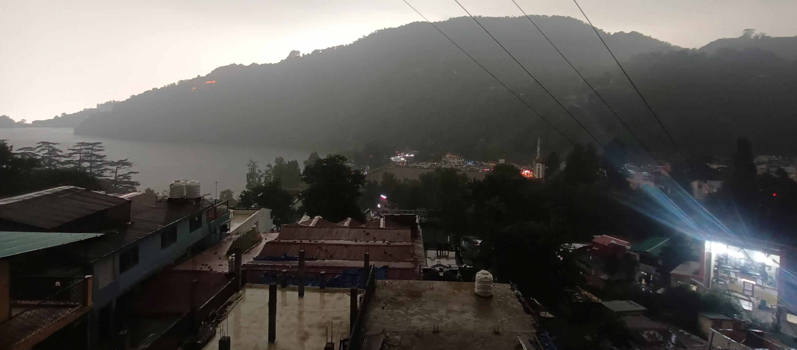 सरोवरनगरी में दिन में ही अंधेरा छाया, गरज-चमक के साथ बारिश