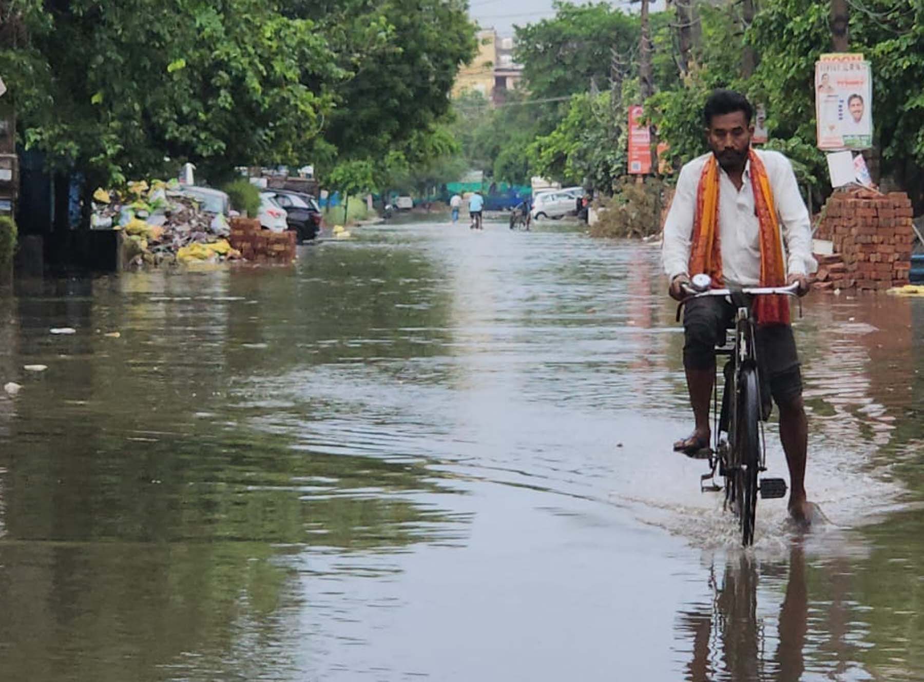 गुरुग्राम के सेक्टर-10 में भरा बरसाती पानी।