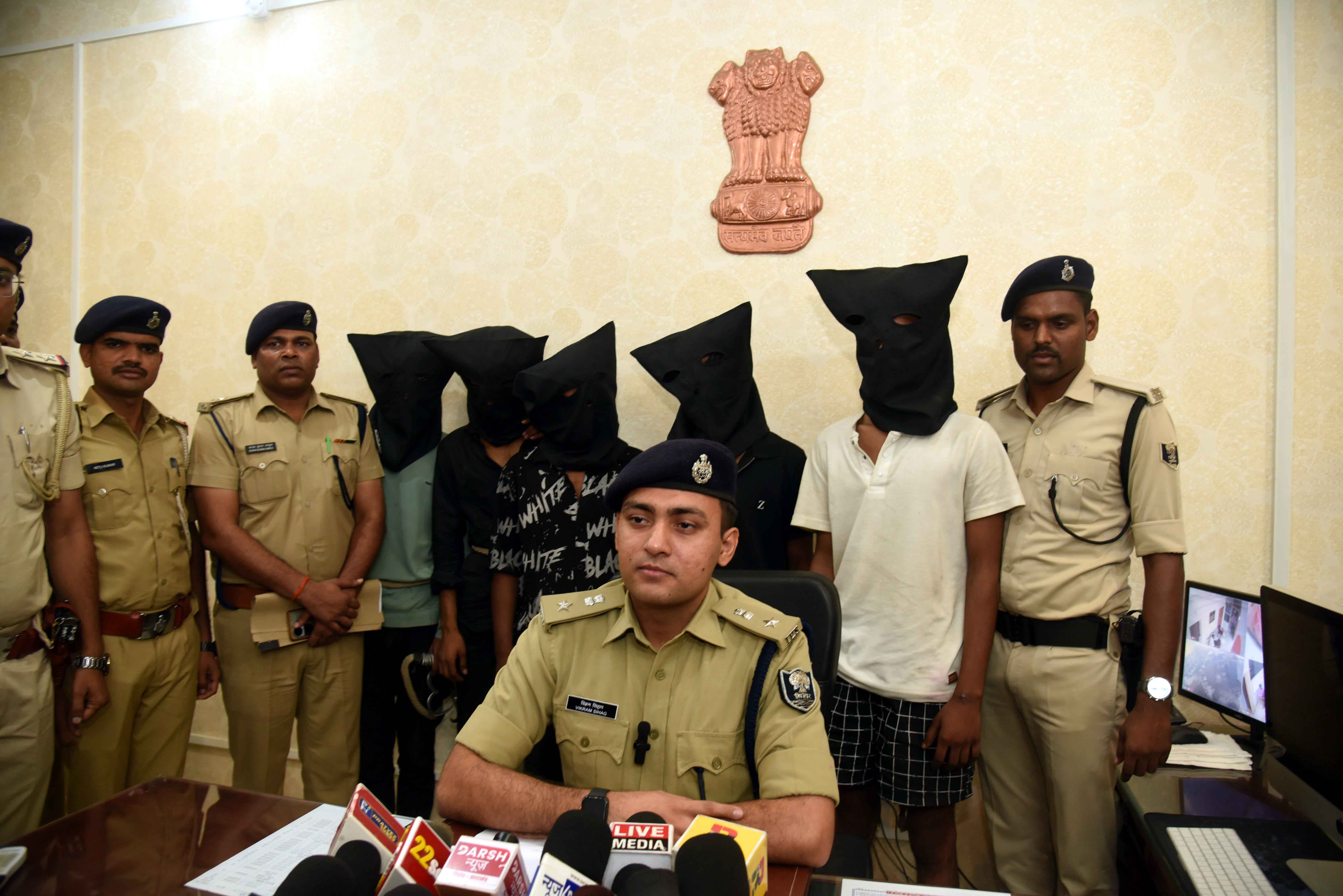 फतुहा थाना अंतर्गत रात्रि में घर में घुसकर परिवार के सदस्यों को हथियार के बल पर बंधक बनाकर डकैती करने वाले अपराधियों की गिरफ्तारी पर प्रेस वार्ता को संबोधित करते ग्रामीण एसपी विक्रम सिहाग। फतुहा थाना अंतर्गत रात्रि में घर में घुसकर परिवार के सदस्यों को हथियार के बल पर बंधक बनाकर डकैती करने वाले अपराधियों की गिरफ्तारी पर प्रेस वार्ता को संबोधित करते ग्रामीण एसपी विक्रम सिहाग।