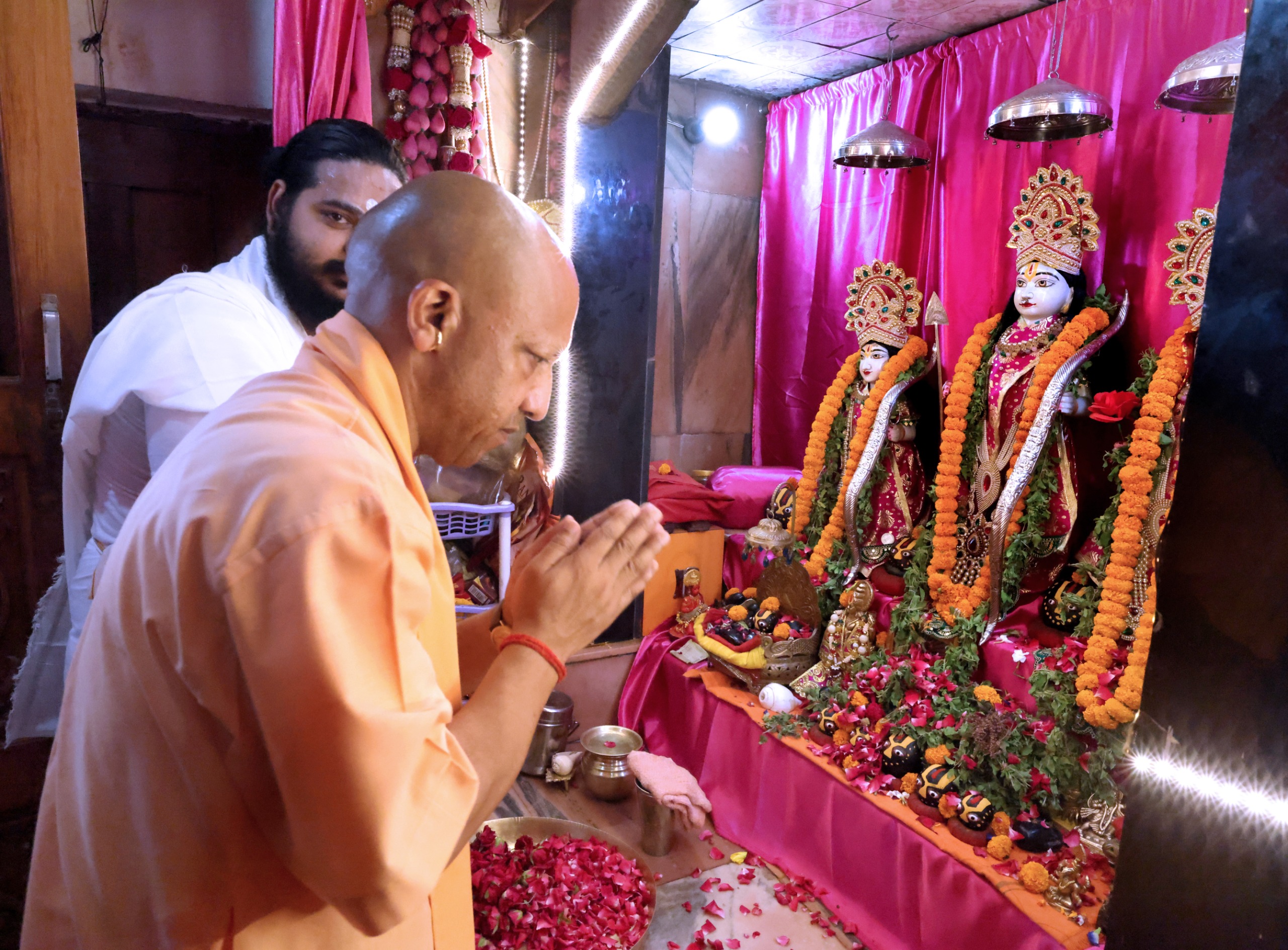 मनोकामना सिद्ध श्रीरामजानकी हनुमान मंदिर के स्थापना दिवस समारोह में शामिल हुए सीएम योगी