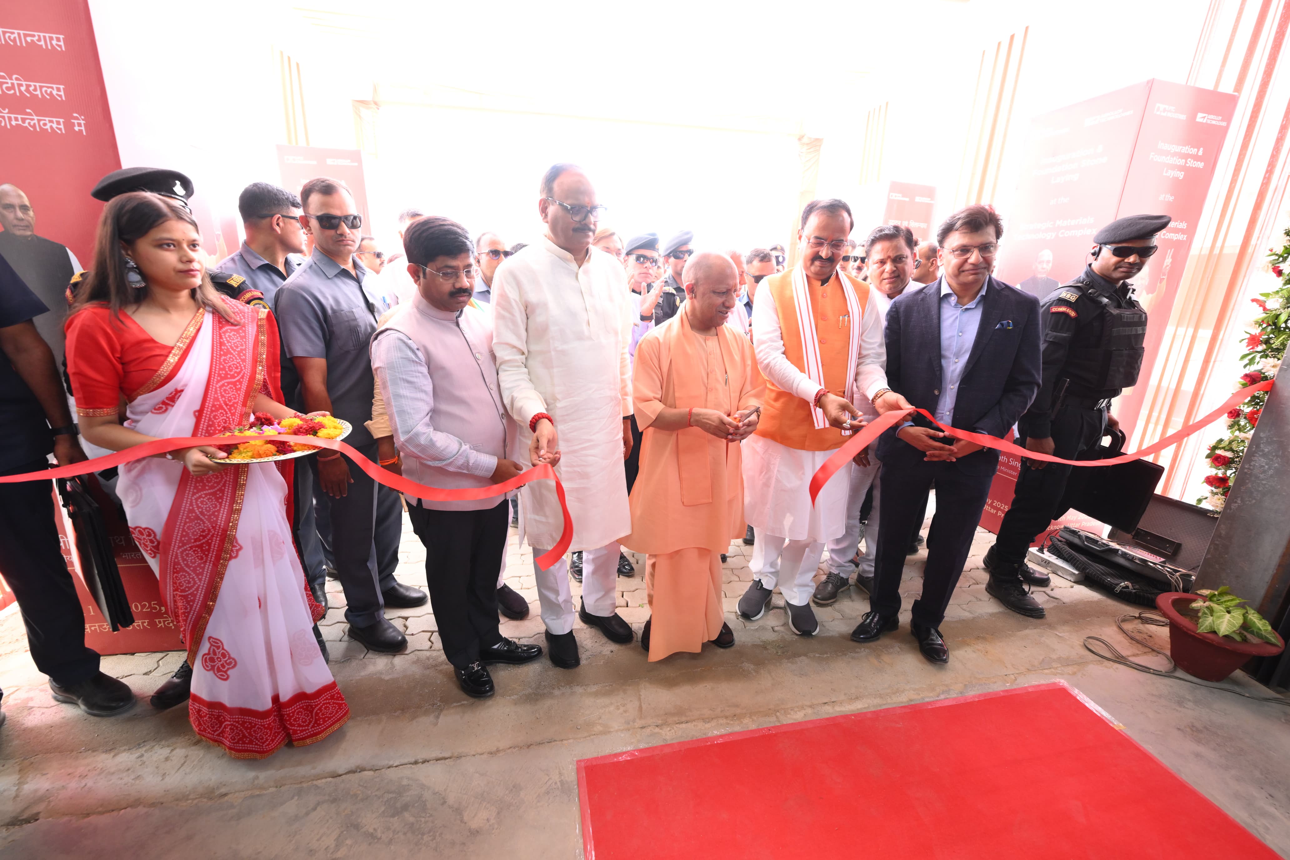 लखनऊ में ब्रह्मोस मिसाइल यूनिट का उद्घाटन करते मुख्यमंत्री योगी आदित्यनाथ। लखनऊ में ब्रह्मोस मिसाइल यूनिट का उद्घाटन करते मुख्यमंत्री योगी आदित्यनाथ।