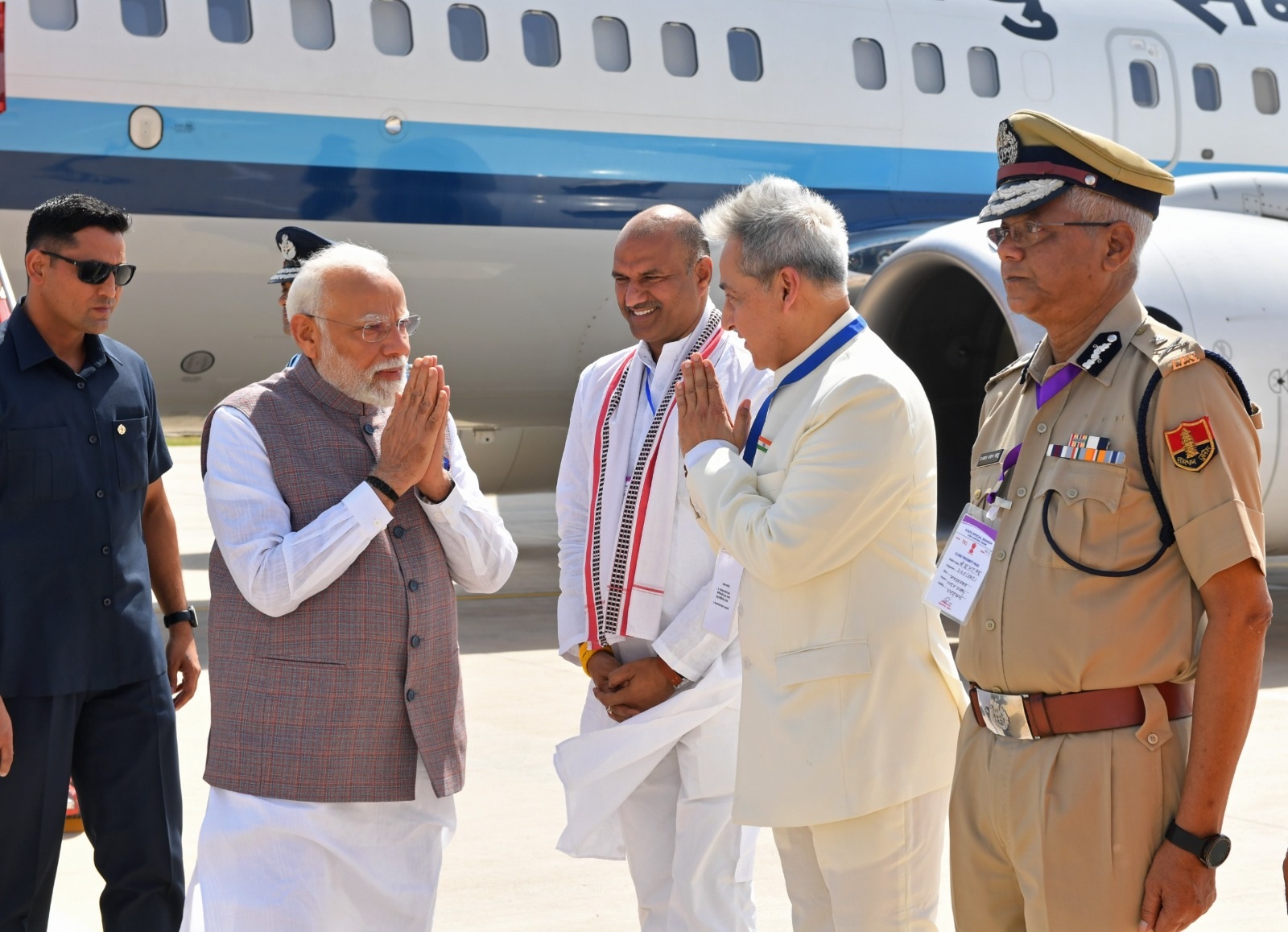 प्रधानमंत्री का नाल एयरफोर्स स्टेशन पर जनप्रतिनिधियों एवं प्रशासनिक अधिकारियों ने किया अभिनंदन