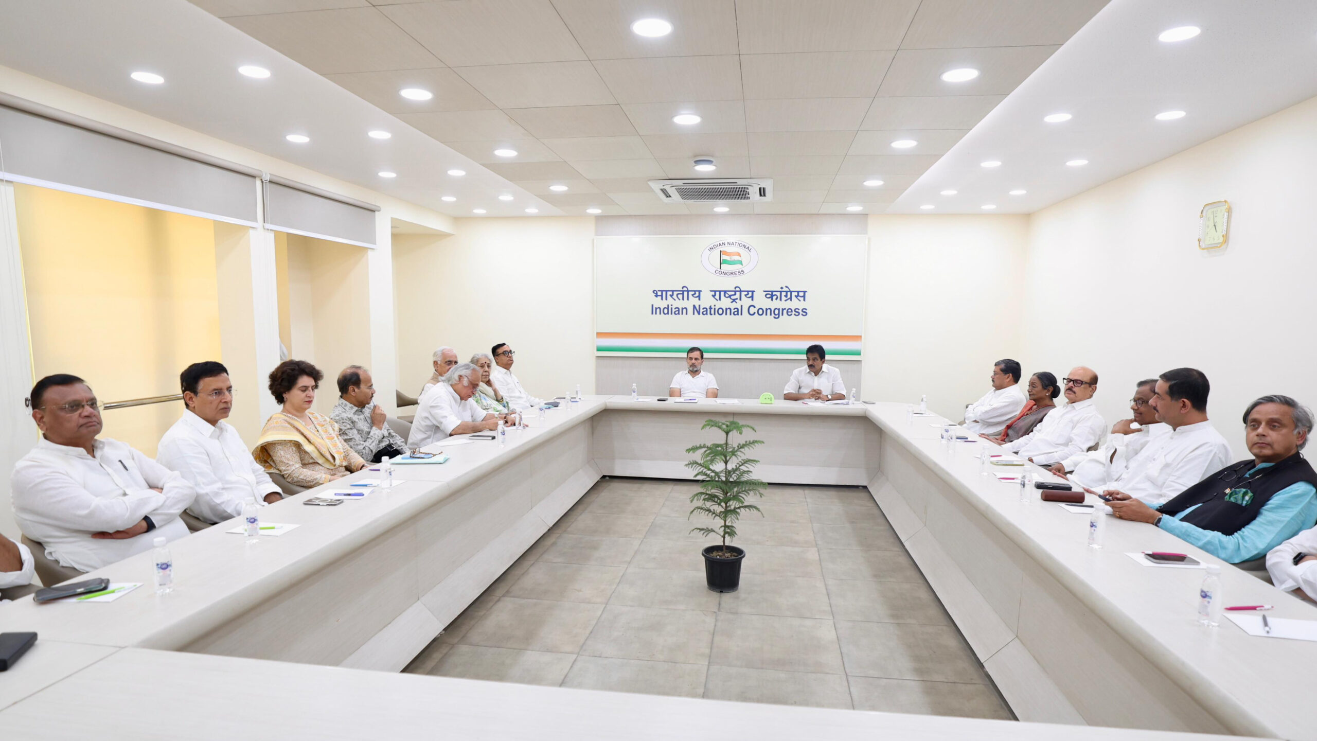 कांग्रेस मुख्यालय में वरिष्ठ कांग्रेस नेताओं की नई दिल्ली में अनौपचारिक बैठक में राहुल गांधी और के.सी वेणुगोपाल व अन्य।