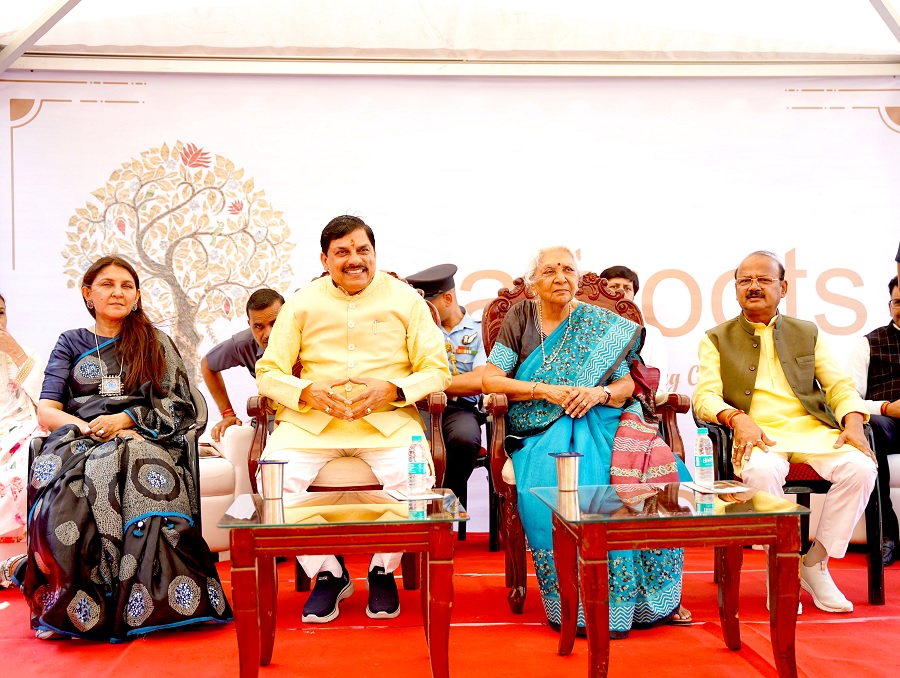 क्राफ्टरूट्स हस्तशिल्प प्रदर्शनी में मौजूद मुख्यमंत्री डॉ. मोहन यादव और उत्तरप्रदेश की राज्यपाल आनंदी बेन पटेल क्राफ्टरूट्स हस्तशिल्प प्रदर्शनी में मौजूद मुख्यमंत्री डॉ. मोहन यादव और उत्तरप्रदेश की राज्यपाल आनंदी बेन पटेल