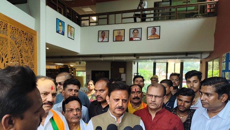 मप्र के उप मुख्यमंत्री शुक्ल ने झाँसी में एशिया के पहले नेट-जीरो पुस्तकालय का किया अवलोकन