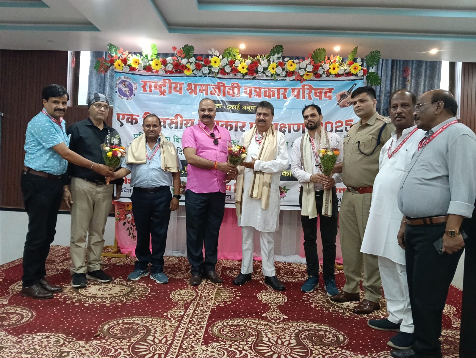 प्रतीक चिन्ह भेंट करते प्रतीक चिन्ह भेंट करते