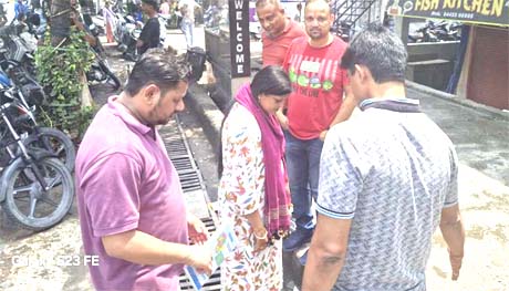 सीएम हेल्पलाइन पर शिकायत के बाद नगर आयुक्त ने हटवाया अतिक्रमण सीएम हेल्पलाइन पर शिकायत के बाद नगर आयुक्त ने हटवाया अतिक्रमण