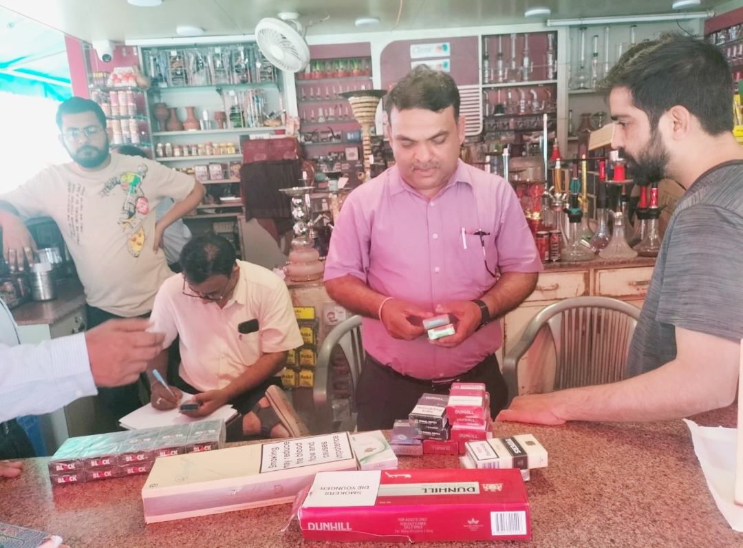 जयपुर के गौरव टावर स्थित पान दुकान से 44 विदेशी सिगरेट पैकेट सीज