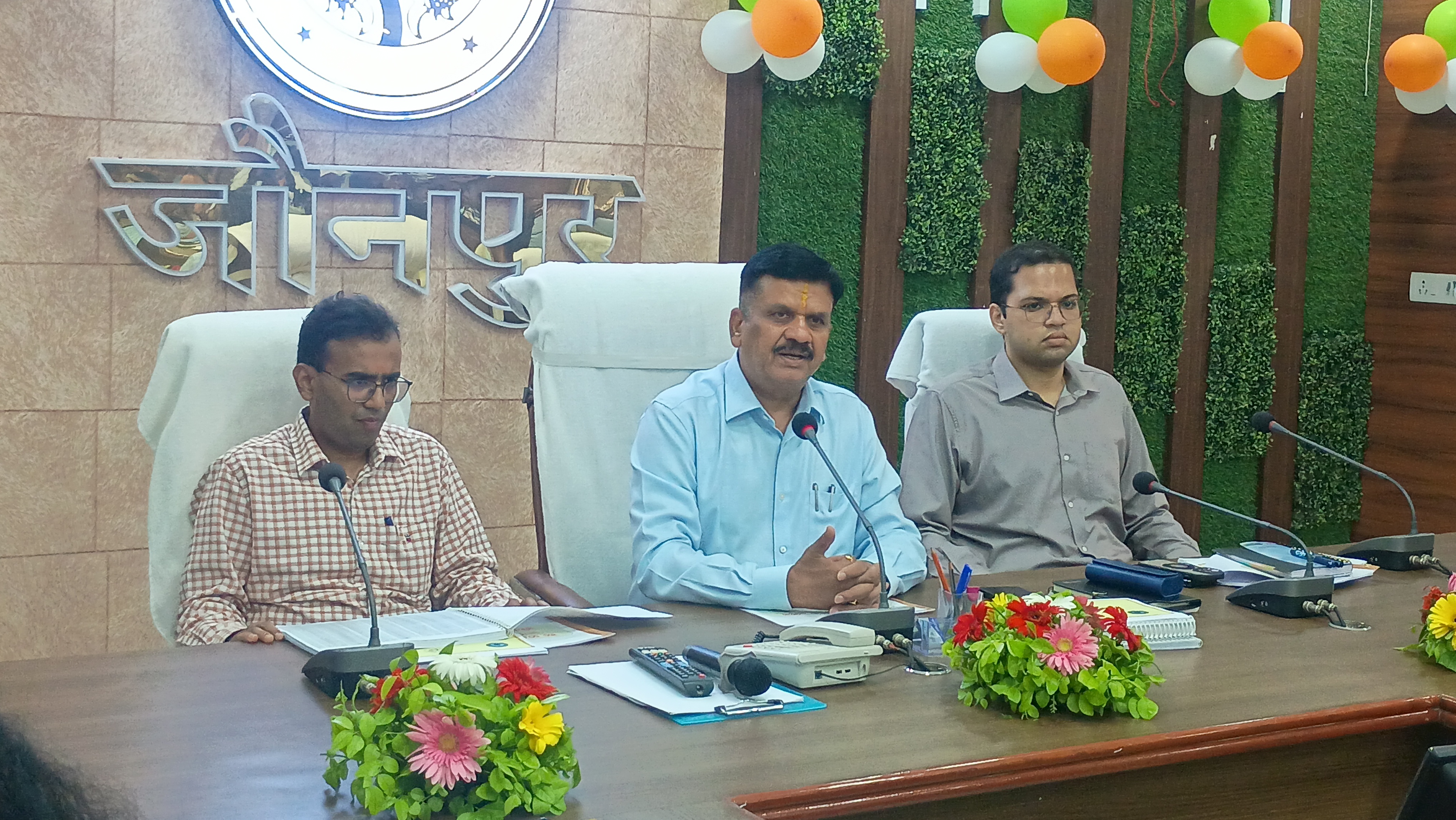 अल्पसंख्यक कल्याण निदेशक अधिकारियों संग बैठक करते हुए अल्पसंख्यक कल्याण निदेशक अधिकारियों संग बैठक करते हुए