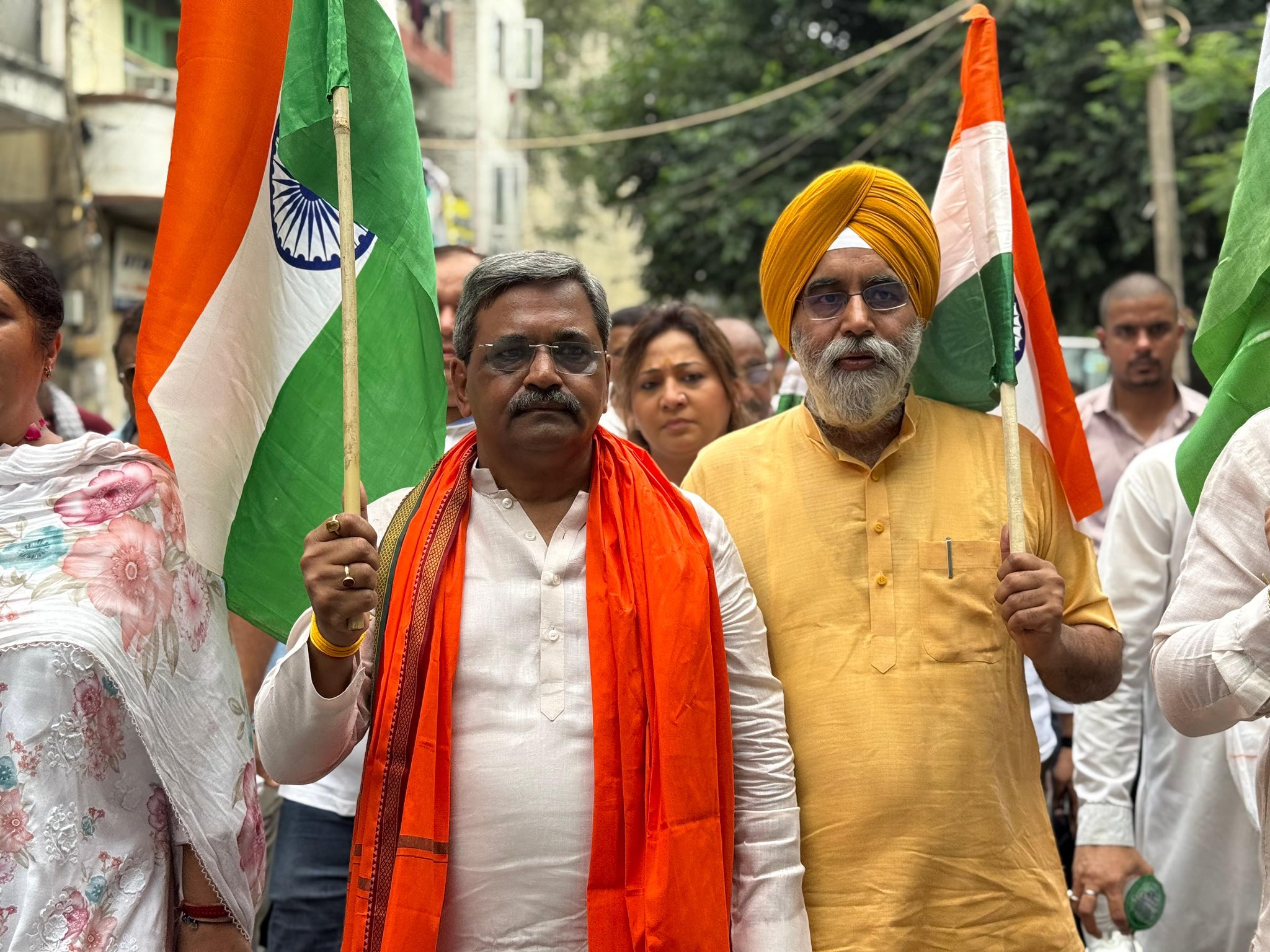 दिल्ली के महापौर ने मालवीय नगर में तिरंगा यात्रा के साथ चलाया स्वच्छता अभियान