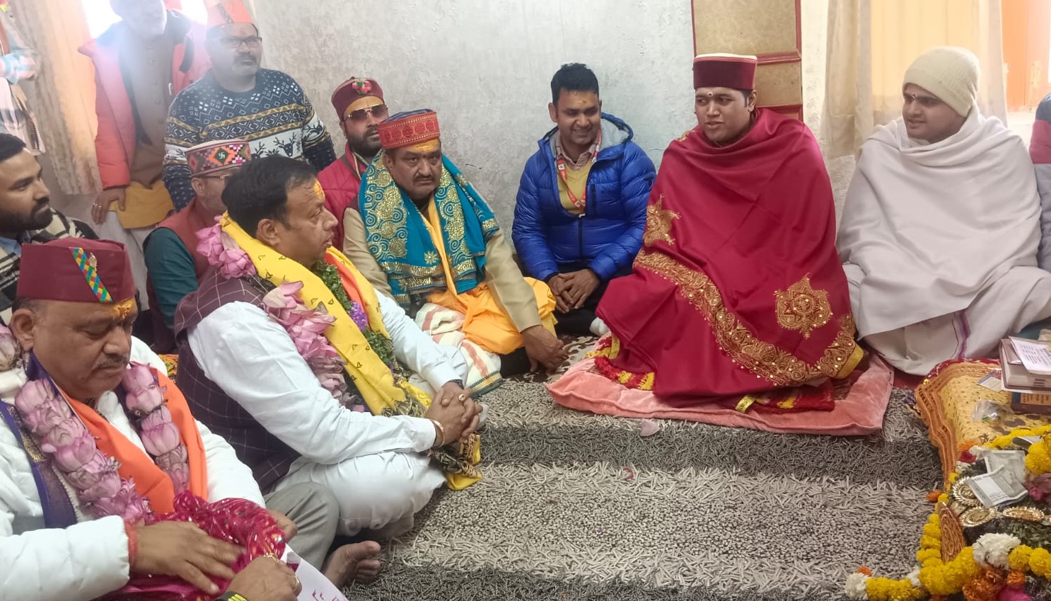 बदरीनाथा धाम में रावल का आशीर्वाद लेते हुए बीकेटीसी अध्यक्ष व अन्य। बदरीनाथा धाम में रावल का आशीर्वाद लेते हुए बीकेटीसी अध्यक्ष व अन्य।