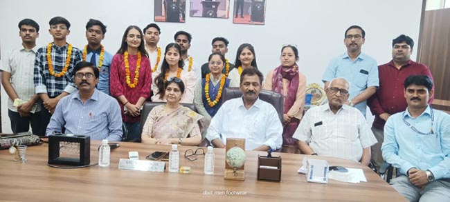 विद्यार्थी अपने सपनों को हकीकत में बदलने के लिए प्रतिबद्ध रहें : डॉ. वीके सिंह