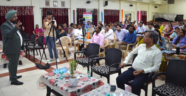 कक्षा में बच्चे खुशी, आत्मविश्वास व रुचि से ले सीख : एस.एस. चंधोक