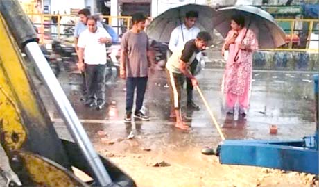 पहली बारिश में ही कई इलाकों में जल भराव, लाेग परेशान