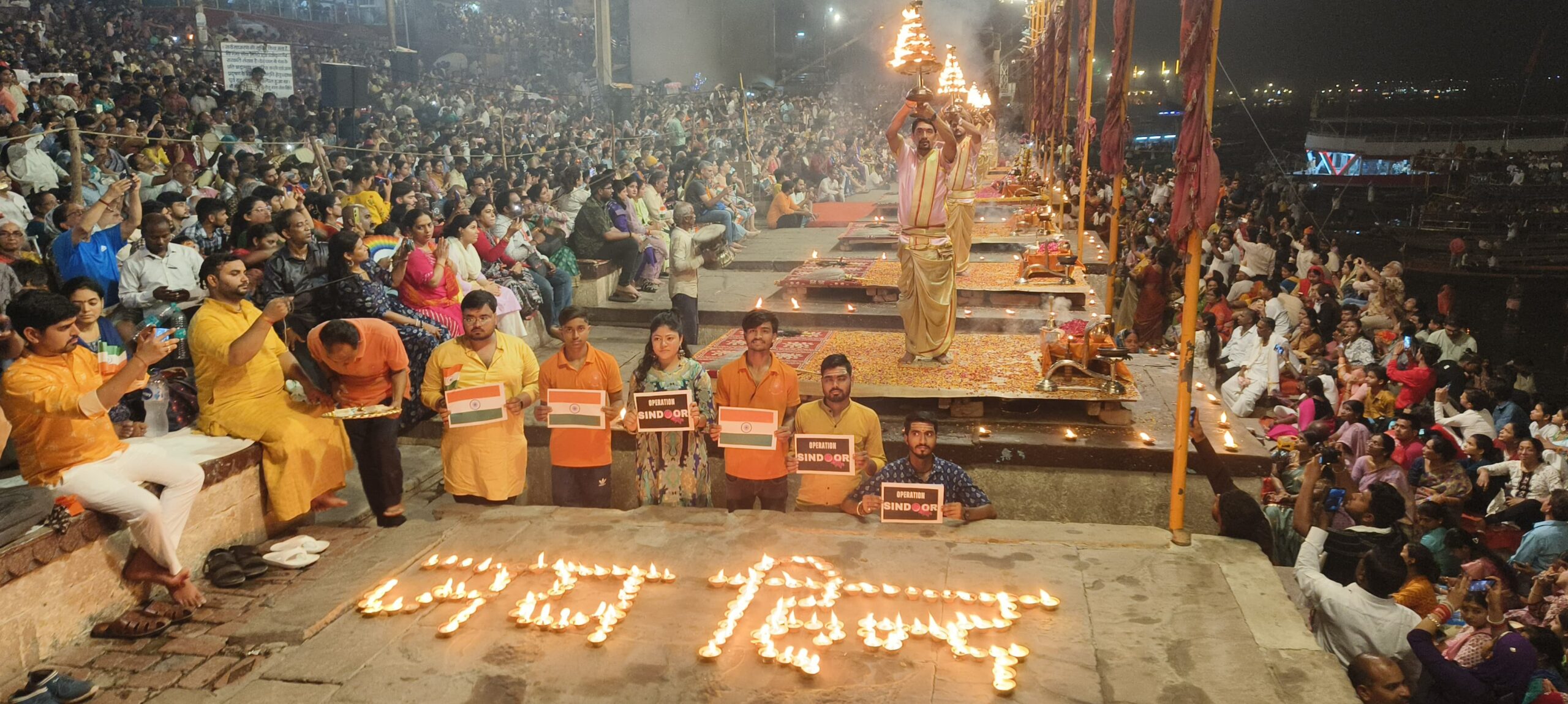 सेना के शौर्य को समर्पित गंगा आरती: 1001 दीपों से लिखा गया ‘जय हिंद’
