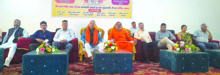 ऋषिकुल आयुर्वेद कालेज के सभागार में आयोजित समारोह के दौरान मंचासीन अतिथिगण ऋषिकुल आयुर्वेद कालेज के सभागार में आयोजित समारोह के दौरान मंचासीन अतिथिगण