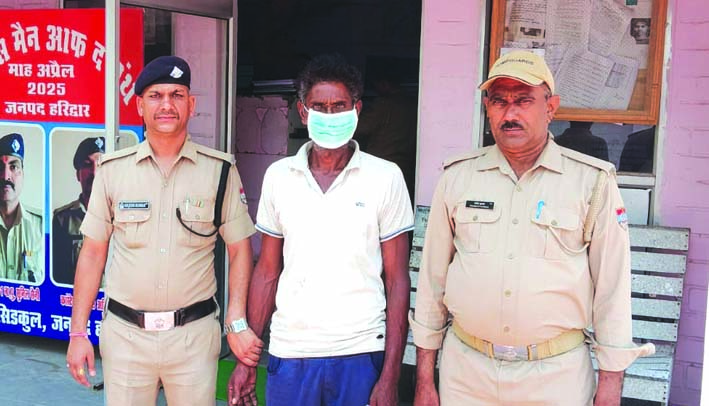 पुलिस गिरफ्त में आरोपित पुलिस गिरफ्त में आरोपित